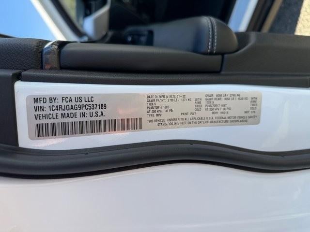 2023 Jeep Grand Cherokee Laredo 4x2