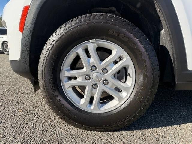 2023 Jeep Grand Cherokee Laredo 4x2