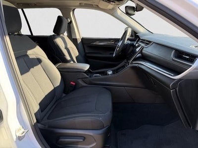 2023 Jeep Grand Cherokee Laredo 4x2