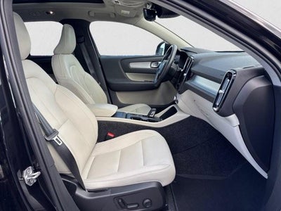 2021 Volvo XC40 T5 AWD Momentum