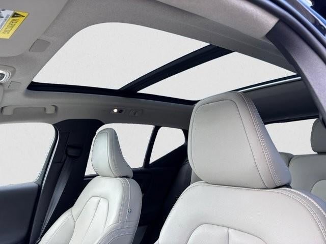 2021 Volvo XC40 T5 AWD Momentum