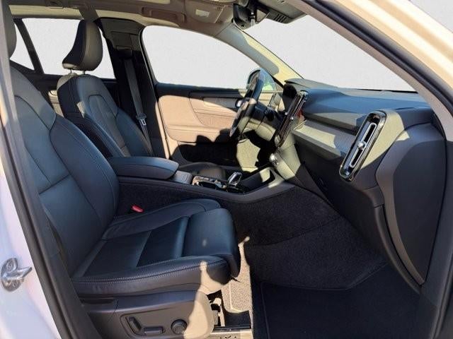 2025 Volvo XC40 B5 AWD Plus Bright Theme