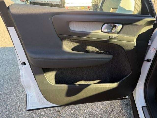 2025 Volvo XC40 B5 AWD Plus Bright Theme