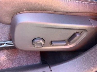 2025 Volvo XC40 B5 AWD Plus Bright Theme