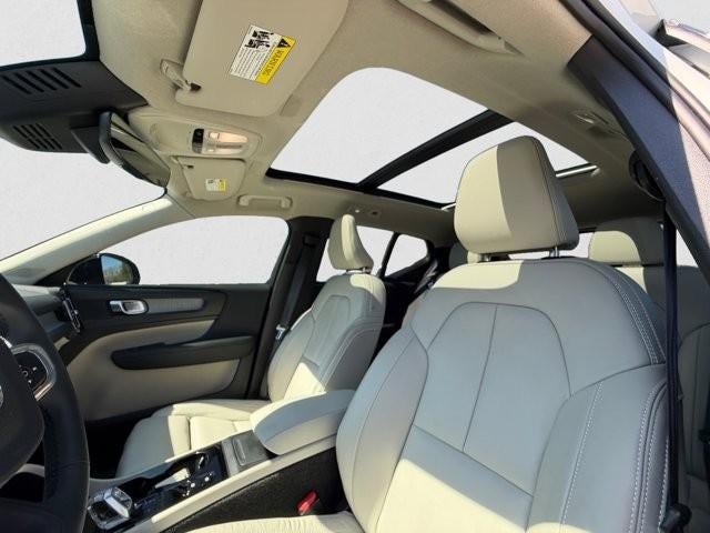 2023 Volvo XC40 B5 AWD Plus Dark Theme