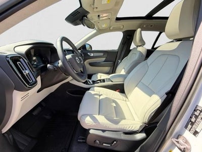 2023 Volvo XC40 B5 AWD Plus Dark Theme