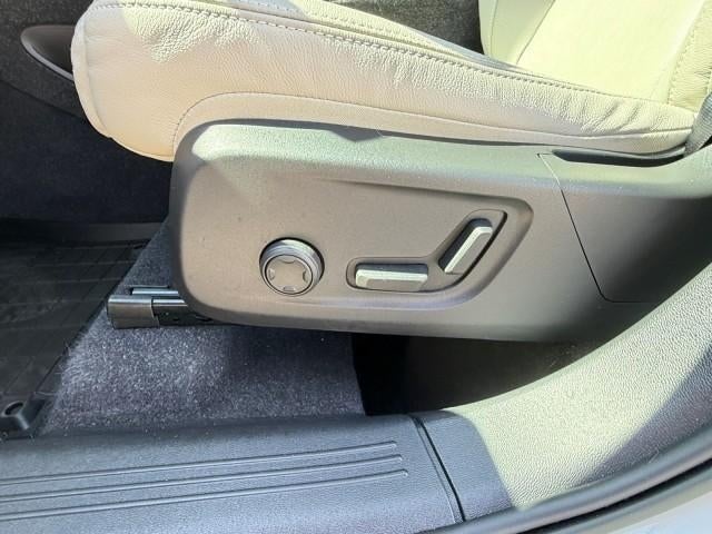 2023 Volvo XC40 B5 AWD Plus Dark Theme