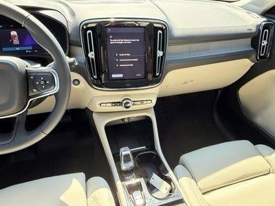 2023 Volvo XC40 B5 AWD Plus Dark Theme
