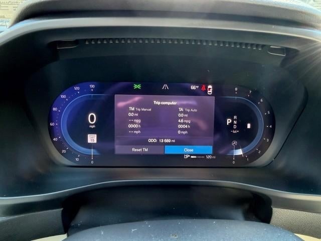 2023 Volvo XC40 B5 AWD Plus Dark Theme