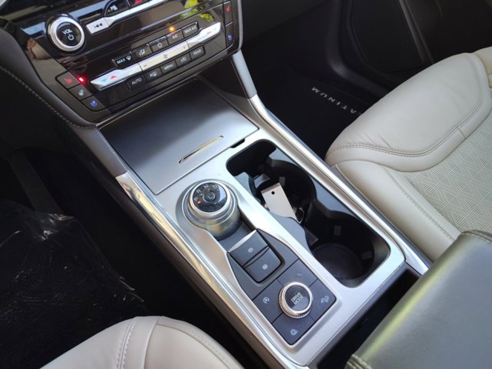 2022 Ford Explorer Platinum 4WD | Pano, Tech, bucket seats