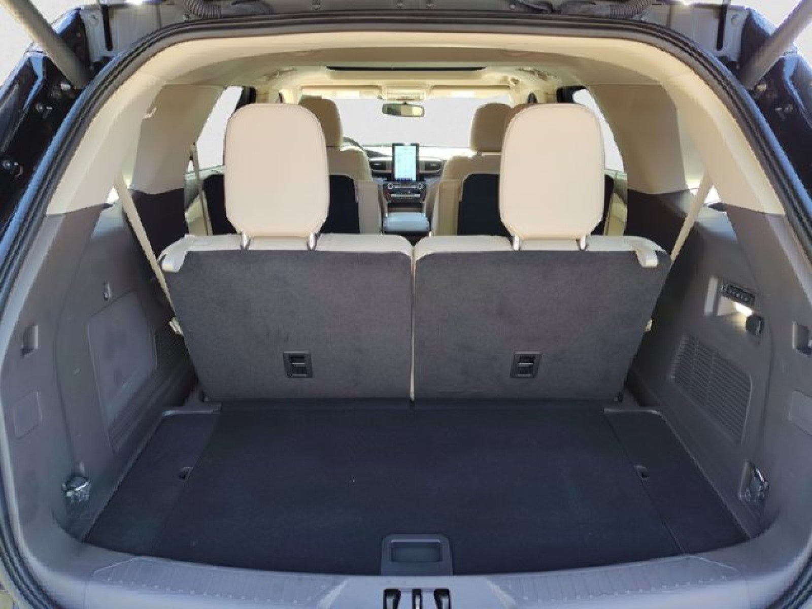 2022 Ford Explorer Platinum 4WD | Pano, Tech, bucket seats