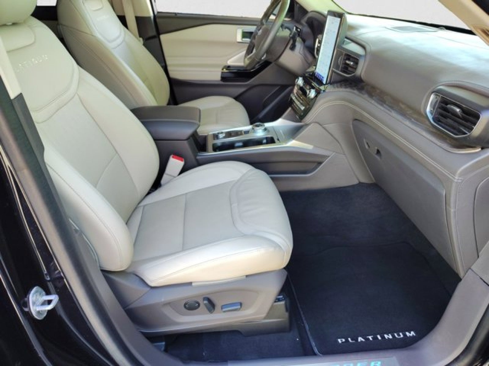 2022 Ford Explorer Platinum 4WD | Pano, Tech, bucket seats