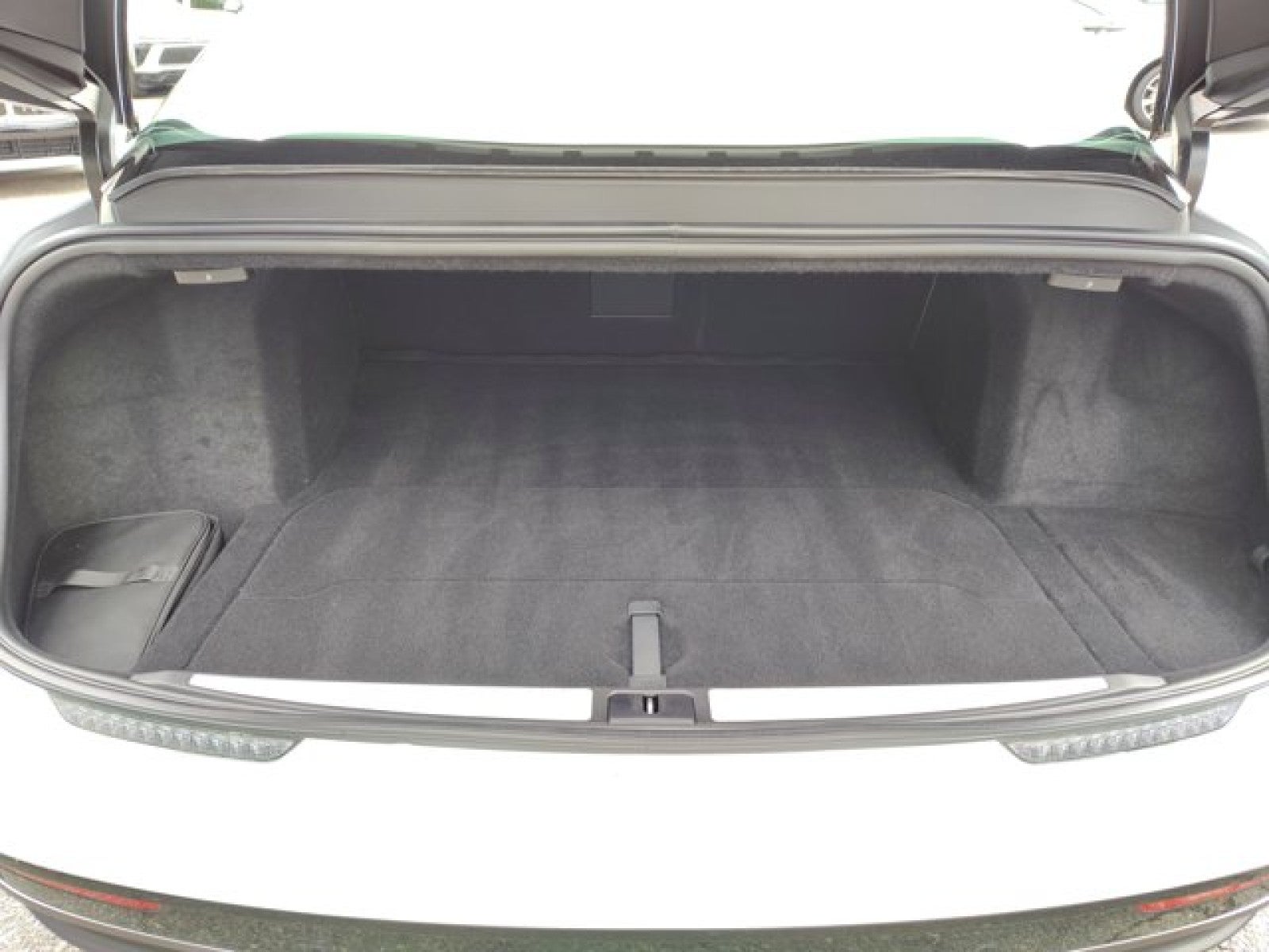 2024 Lucid Air Touring AWD | Tahoe interior, 20 Stealth Wheels