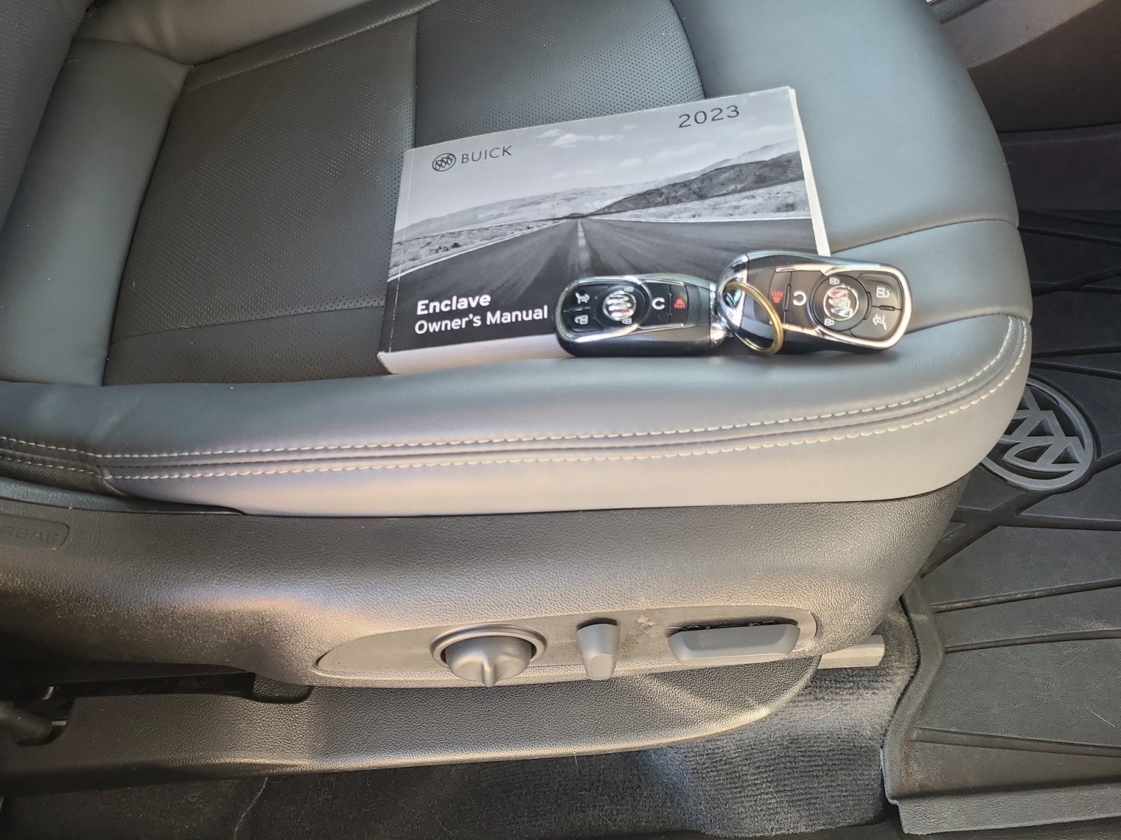 2023 Buick Enclave Essence