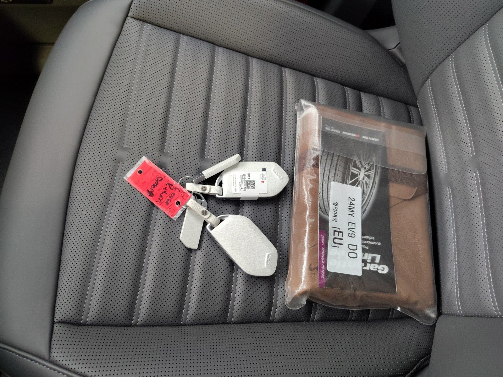 2024 Kia EV9 Land AWD | VIP Seating, Towing Package