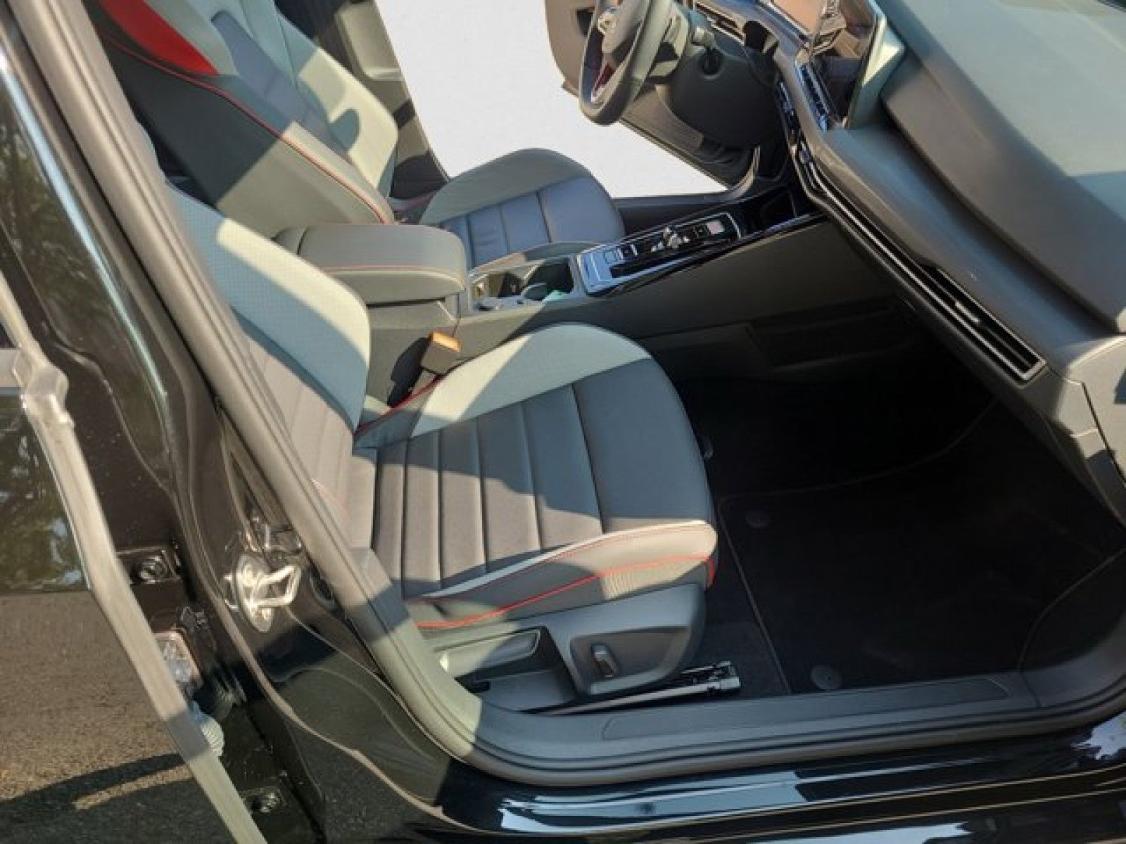 2024 Volkswagen Golf GTI SE | Leather Package