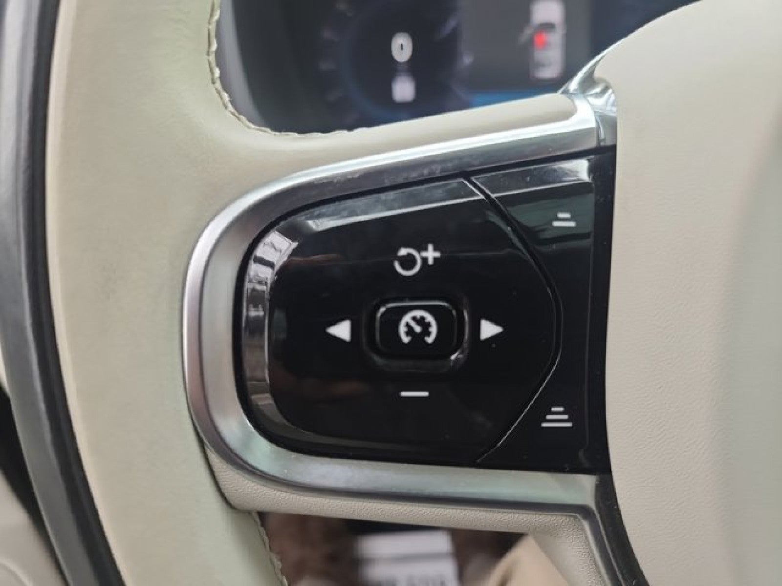 2023 Volvo XC90 B6 AWD Plus