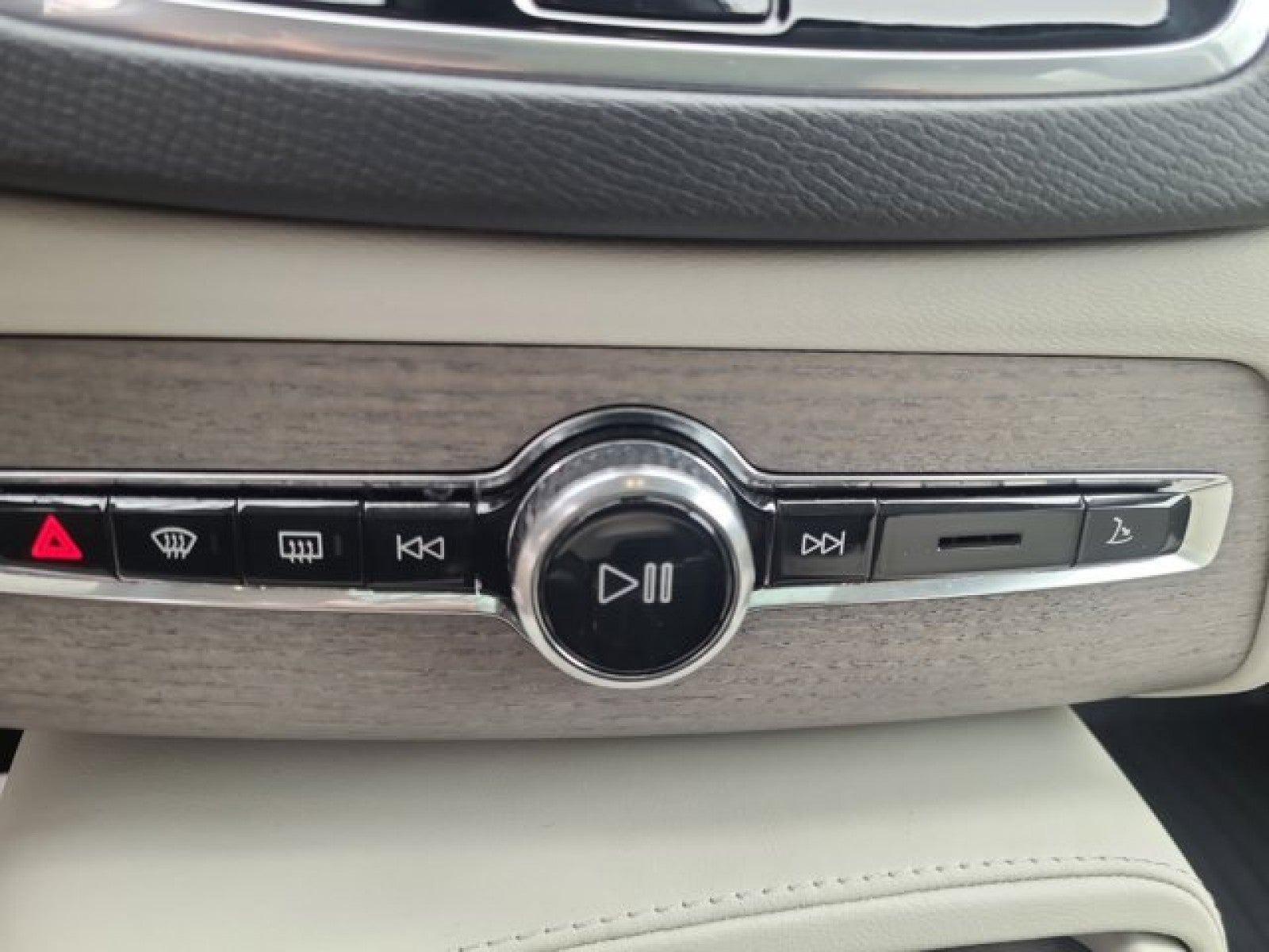 2023 Volvo XC90 B6 AWD Plus