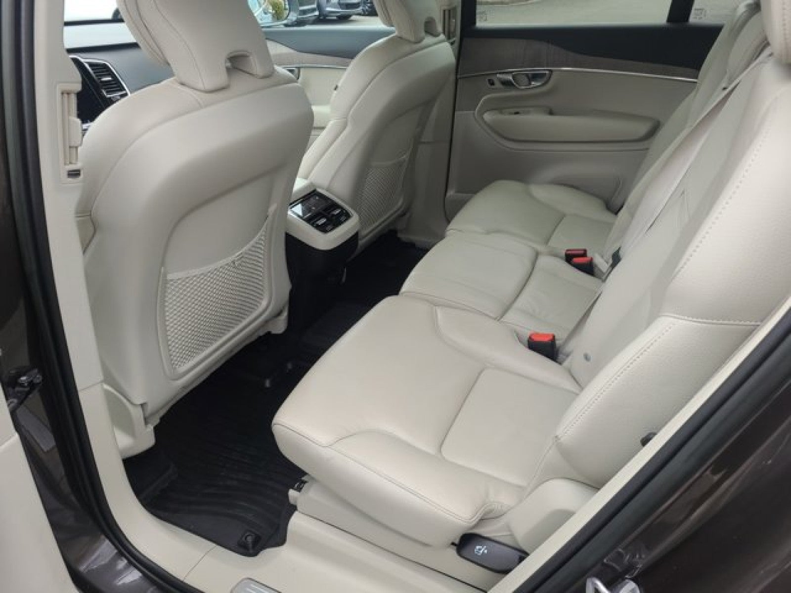 2023 Volvo XC90 B6 AWD Plus