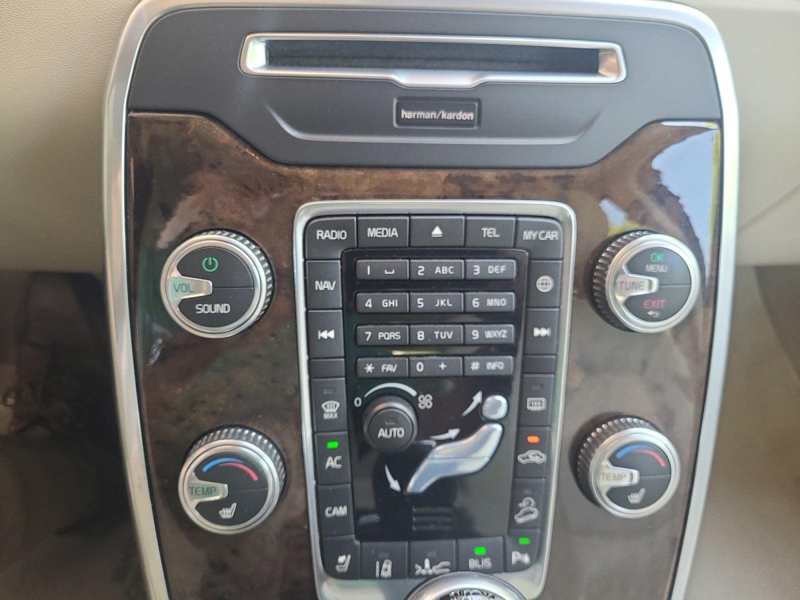 2016 Volvo XC70 T5 Platinum AWD