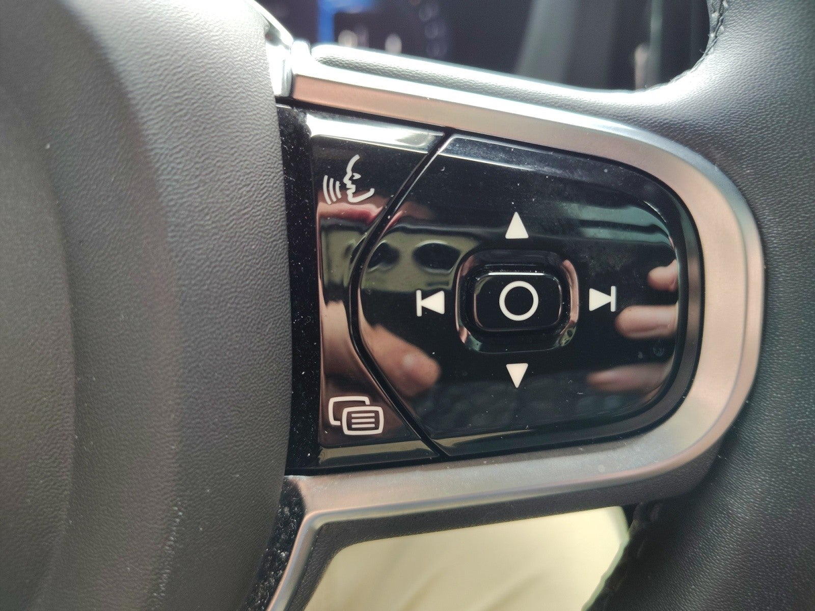 2023 Volvo XC60 Plus Dark Theme