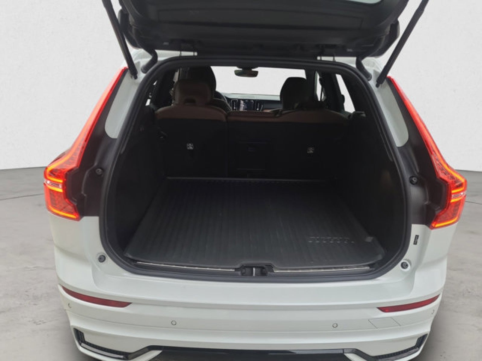 2023 Volvo XC60 AWD Plus Dark Theme