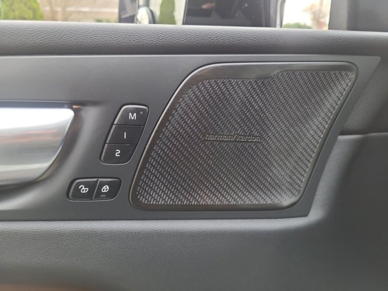 2023 Volvo XC60 AWD Plus Dark Theme