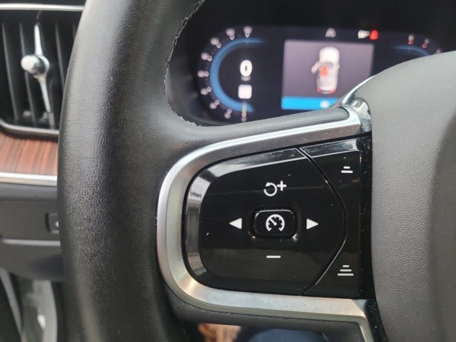 2023 Volvo XC60 AWD Plus Dark Theme