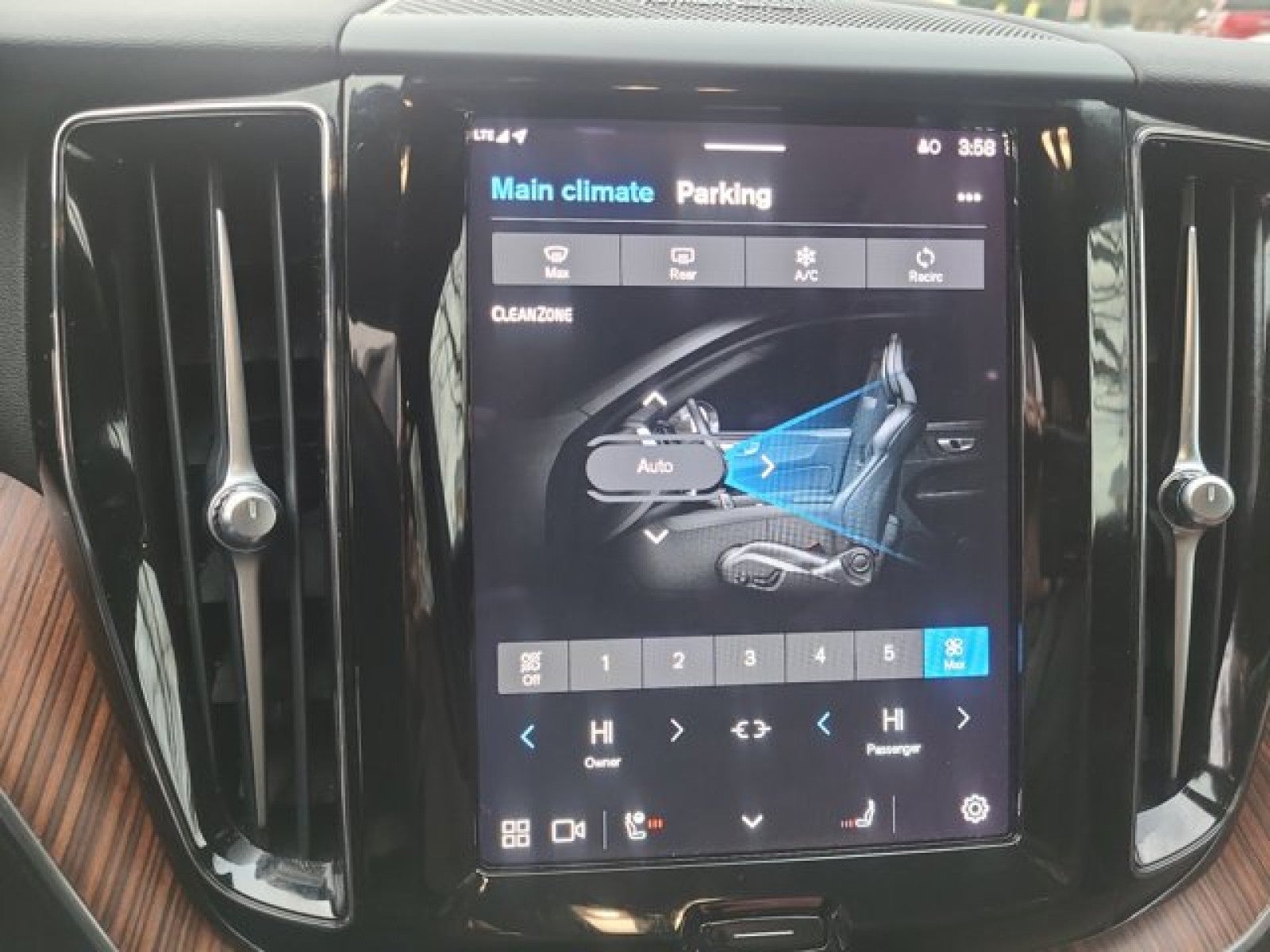 2023 Volvo XC60 AWD Plus Dark Theme