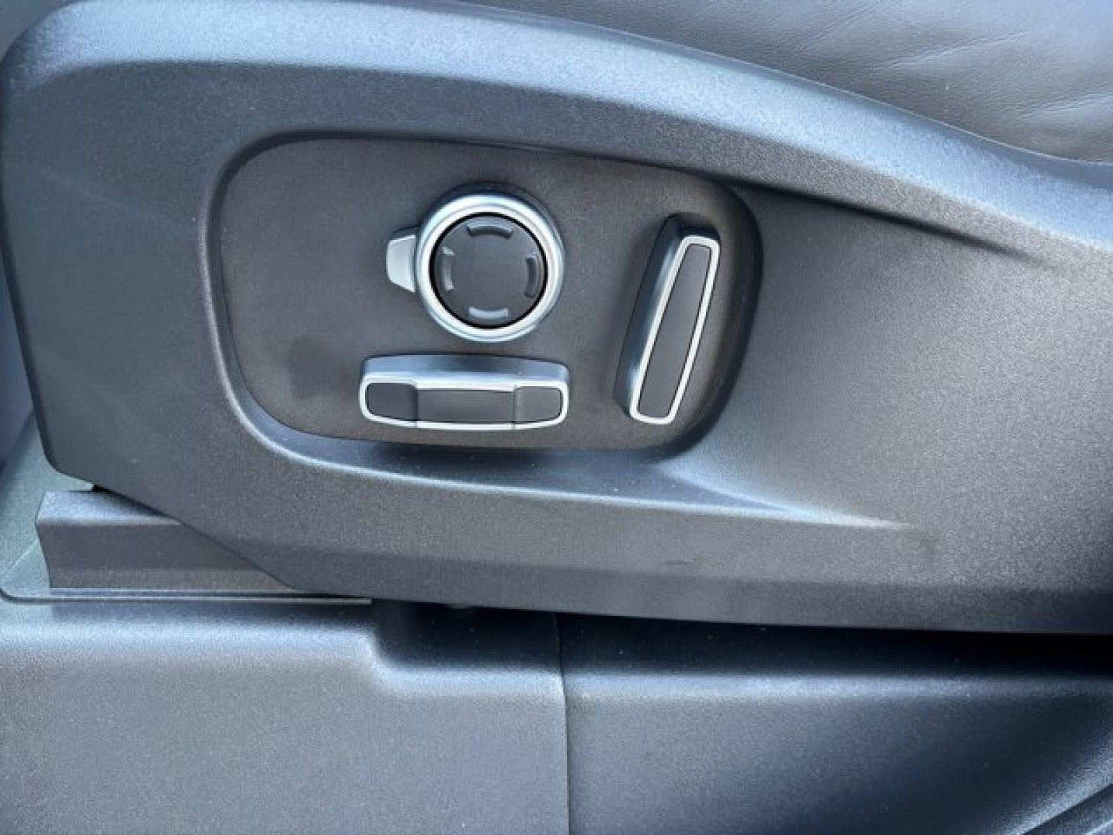 2025 Land Rover Defender X-Dynamic SE