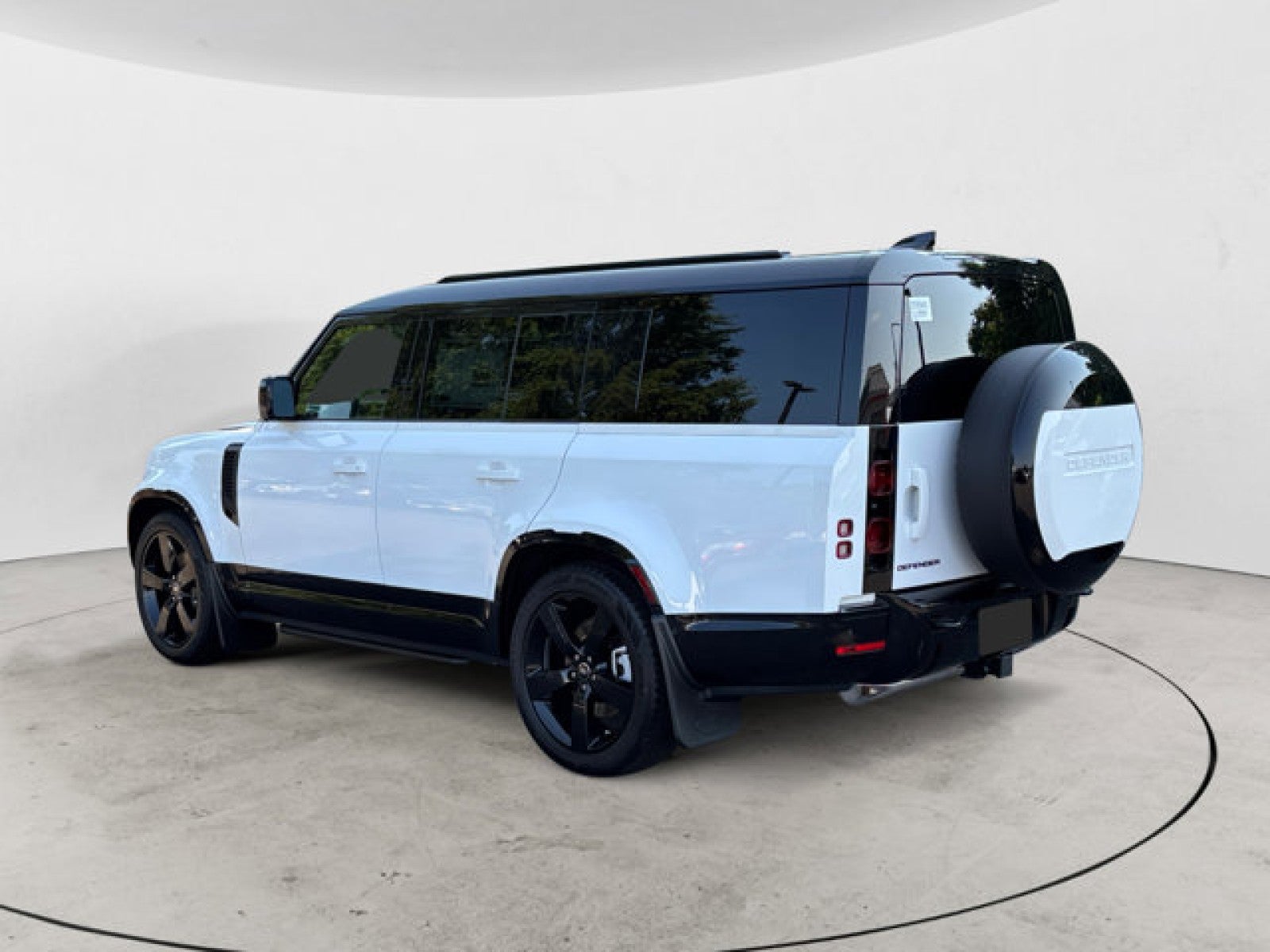 2025 Land Rover Defender X-Dynamic SE