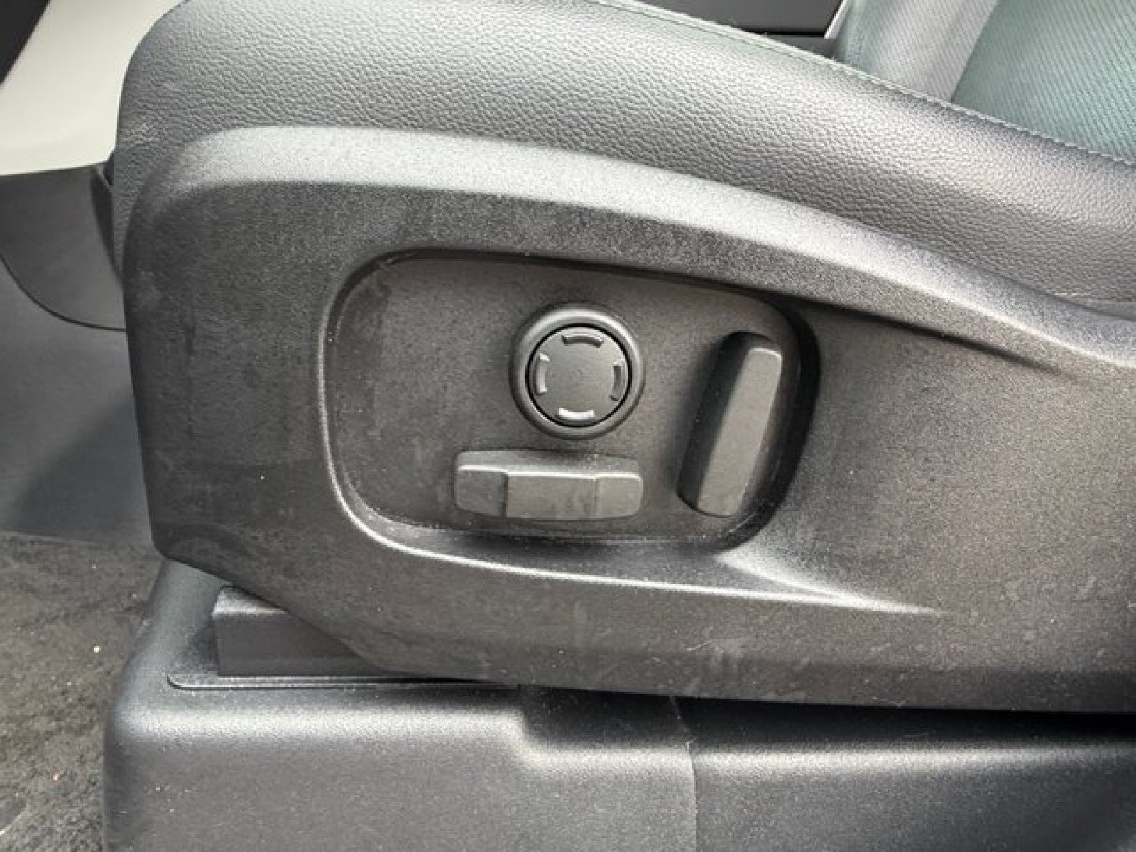 2023 Land Rover Defender S