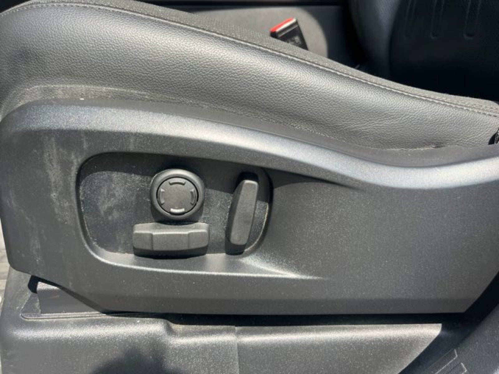 2020 Land Rover Defender SE