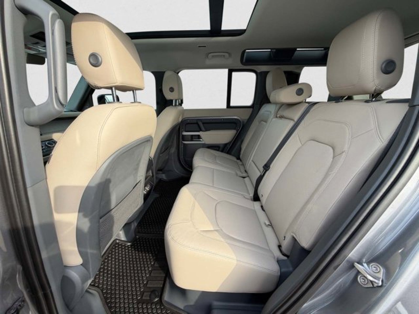 2023 Land Rover Defender SE 11O SE AWD