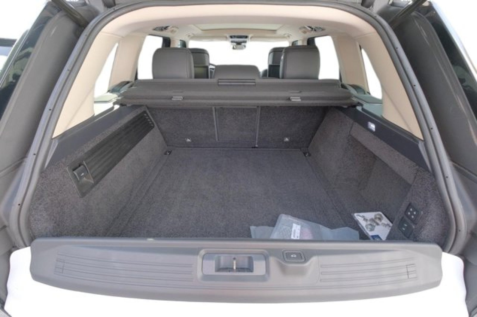 2021 Land Rover Range Rover Westminster | Rear Entertainment