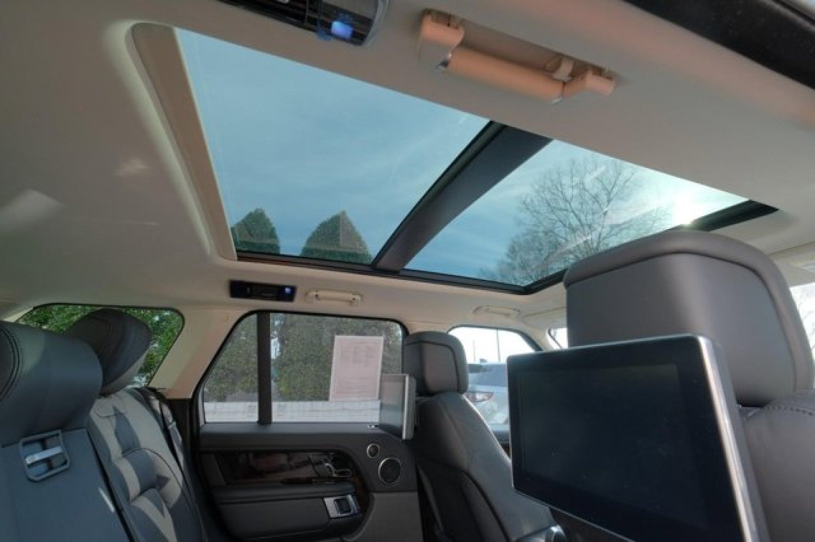 2021 Land Rover Range Rover Westminster | Rear Entertainment