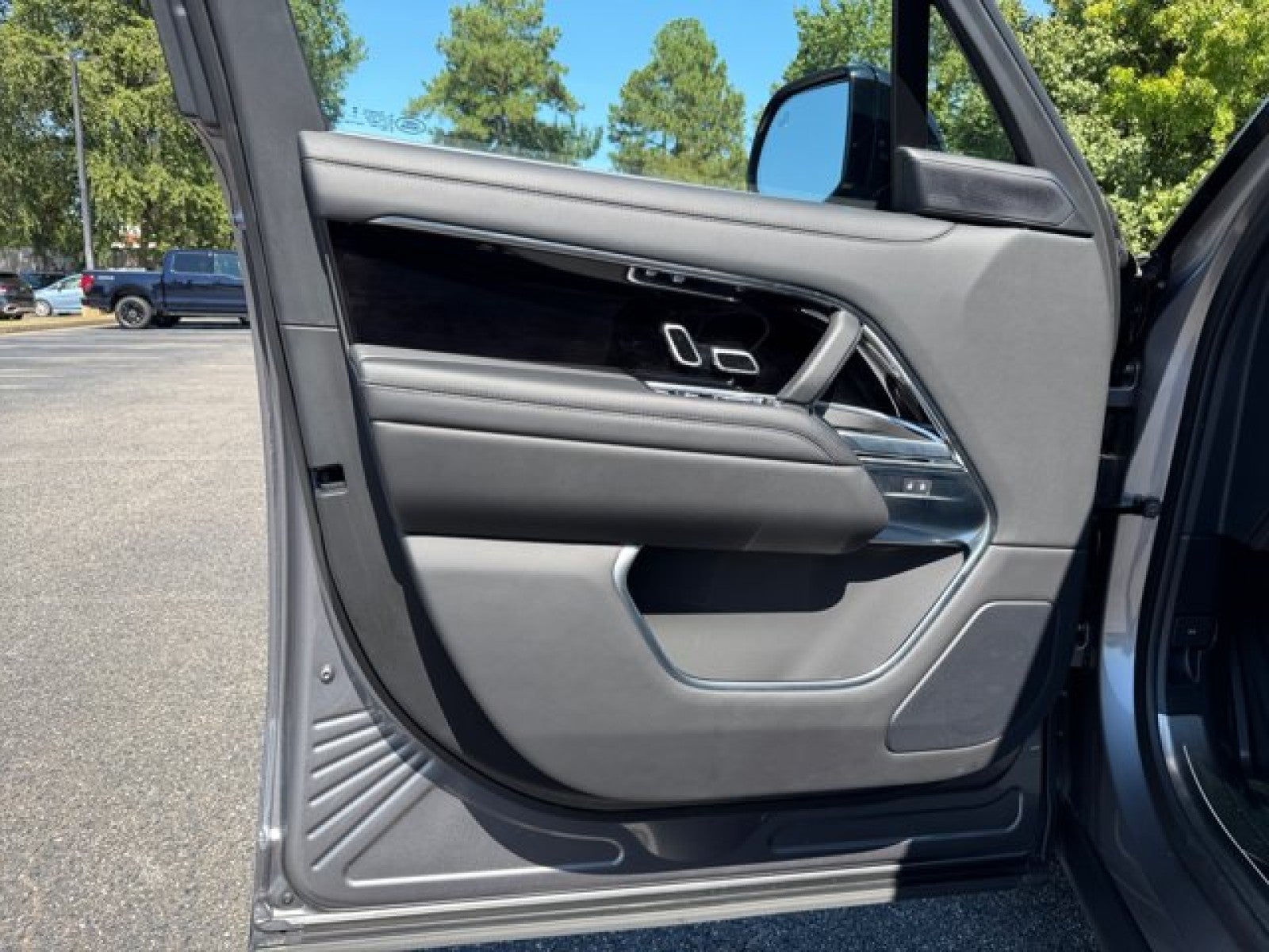 2025 Land Rover Range Rover SE