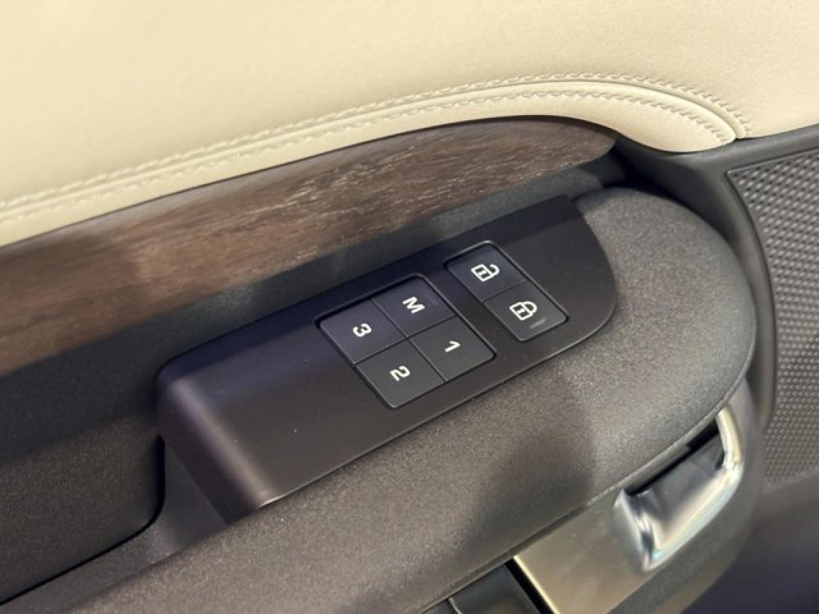 2024 Land Rover Discovery S