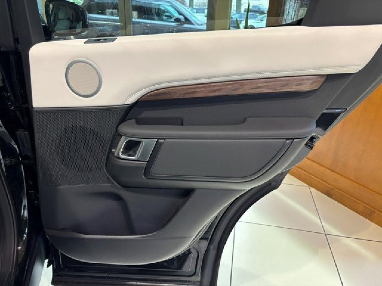 2024 Land Rover Discovery S