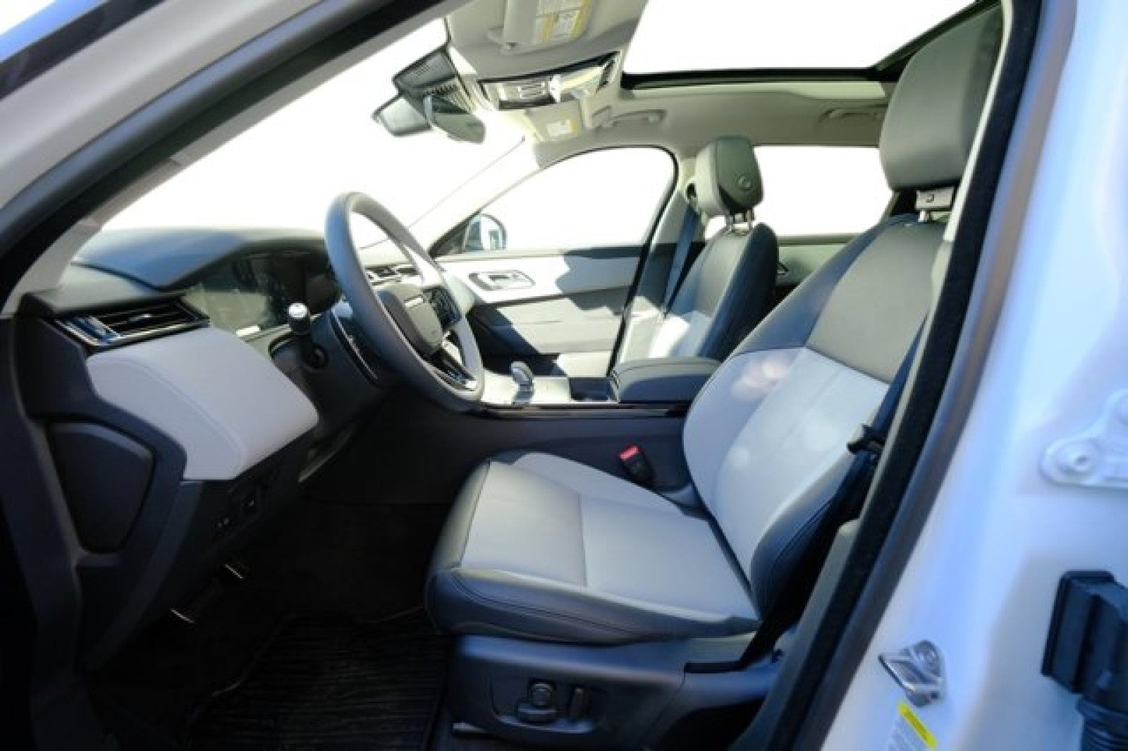 2025 Land Rover Range Rover Velar Dynamic SE