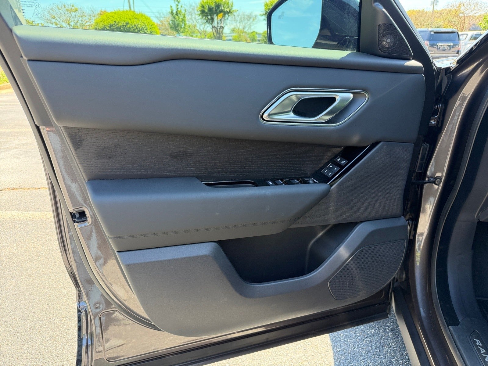 2026 Land Rover Range Rover Velar Dynamic SE