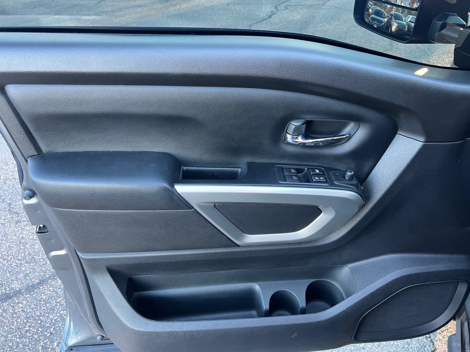 2023 Nissan Titan SV